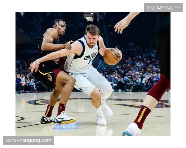 战术复盘：独行侠东欧组合关键时刻的挡拆配合如何撕裂防守