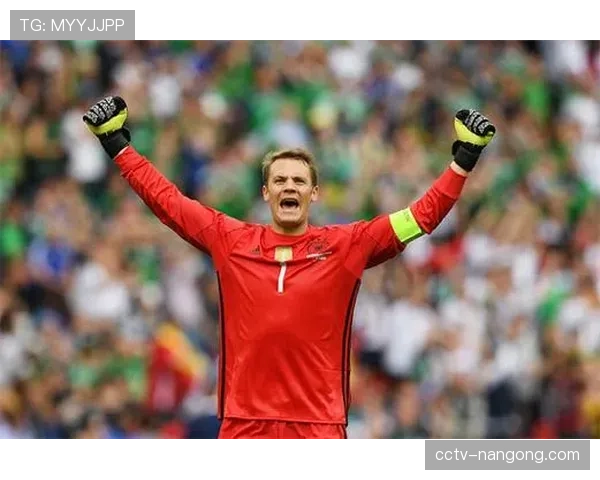 关键瞬间：拜仁门将诺伊尔神扑，挡出哈兰德近在咫尺的头球攻门