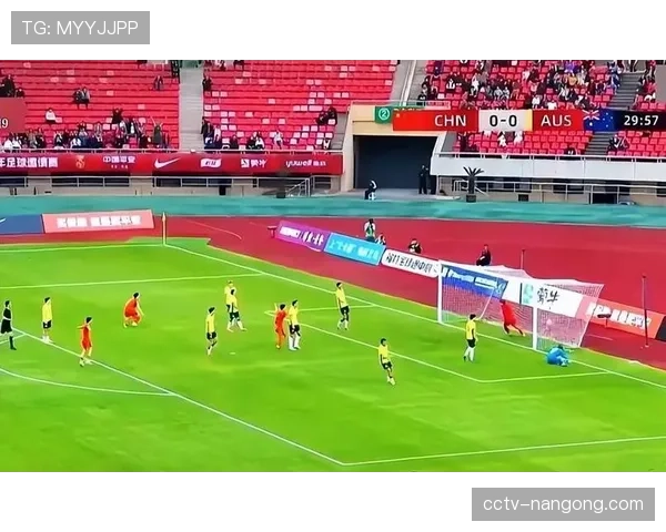 特写镜头:门将神勇扑点,卢顿主场球迷集体起立鼓掌 特写镜头:门将神勇扑点,卢顿主场球迷集体起立鼓掌